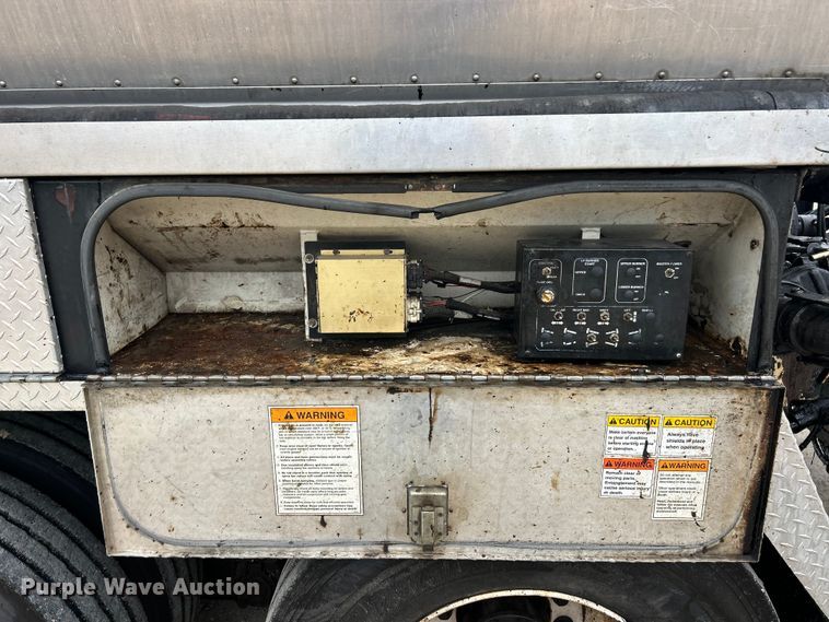 image for item ET6811 2003 International 7400 oil distributor truck