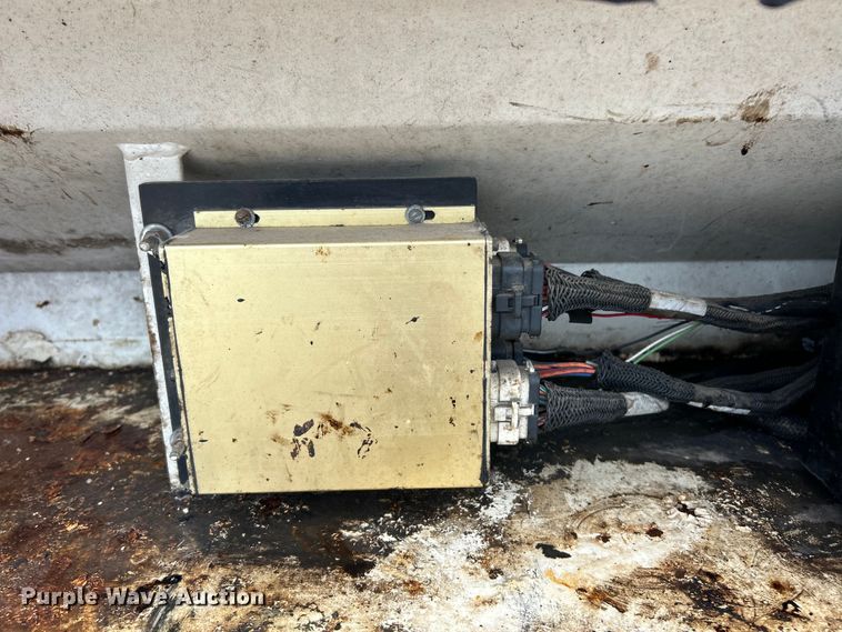 image for item ET6811 2003 International 7400 oil distributor truck