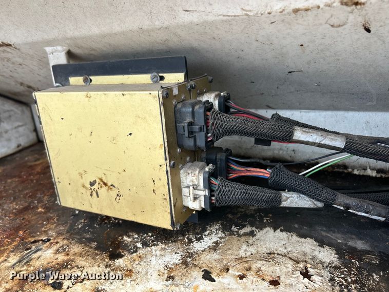 image for item ET6811 2003 International 7400 oil distributor truck