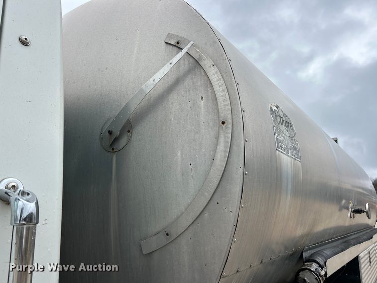 image for item ET6811 2003 International 7400 oil distributor truck