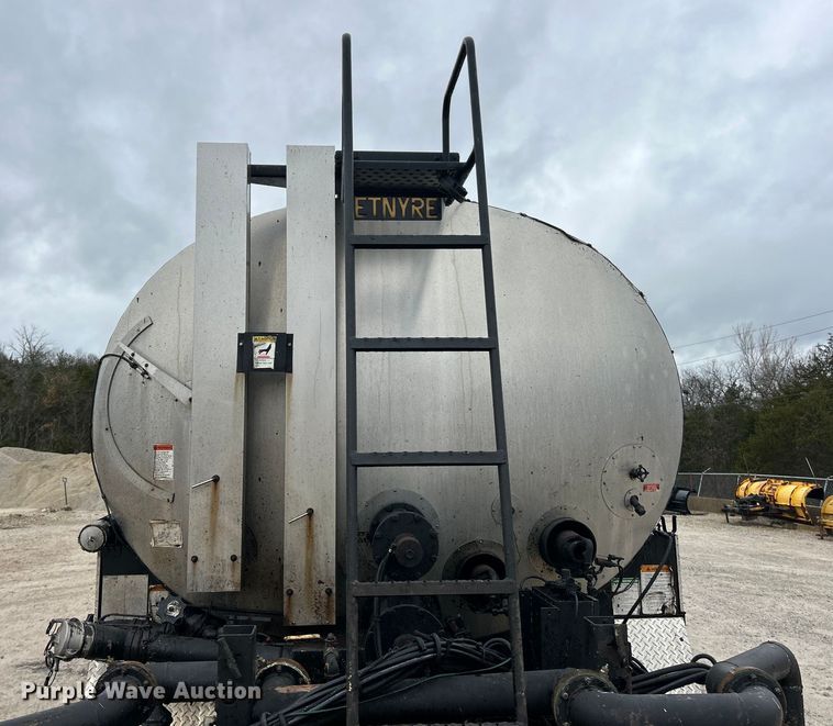 image for item ET6811 2003 International 7400 oil distributor truck