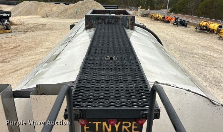 image for item ET6811 2003 International 7400 oil distributor truck