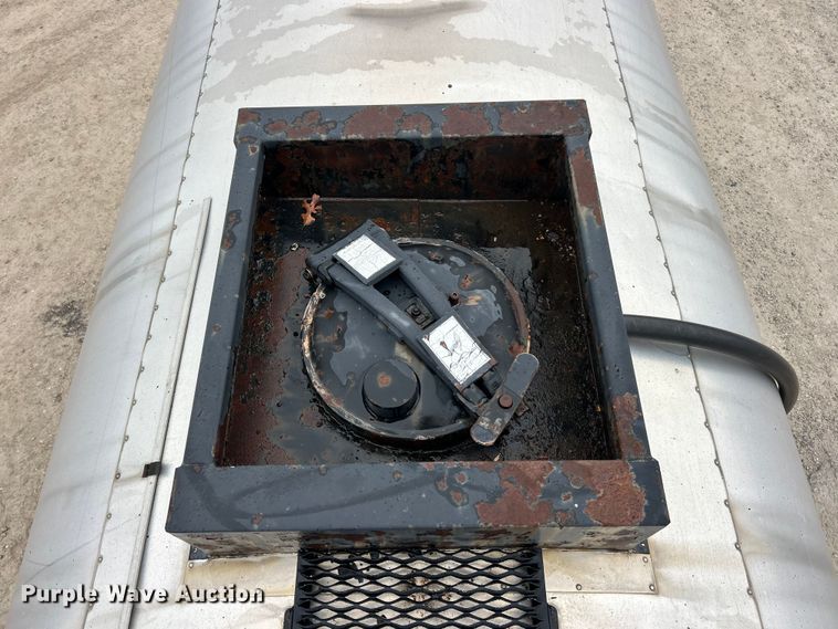 image for item ET6811 2003 International 7400 oil distributor truck