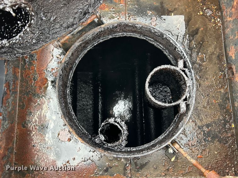 image for item ET6811 2003 International 7400 oil distributor truck