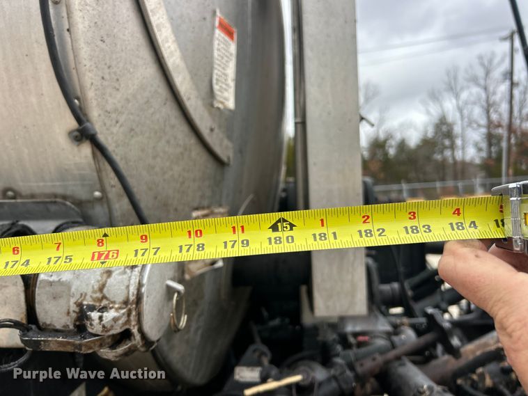 image for item ET6811 2003 International 7400 oil distributor truck