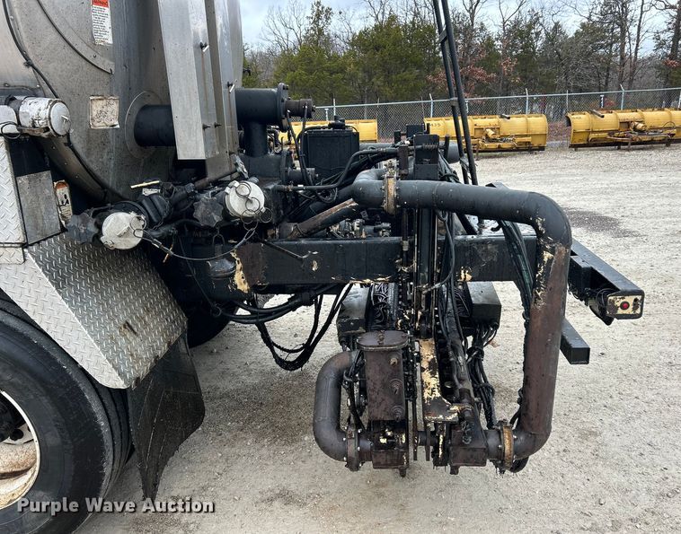 image for item ET6811 2003 International 7400 oil distributor truck