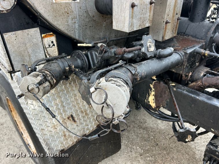 image for item ET6811 2003 International 7400 oil distributor truck