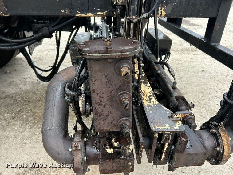 image for item ET6811 2003 International 7400 oil distributor truck