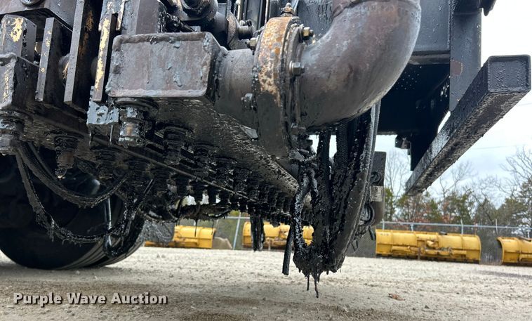 image for item ET6811 2003 International 7400 oil distributor truck