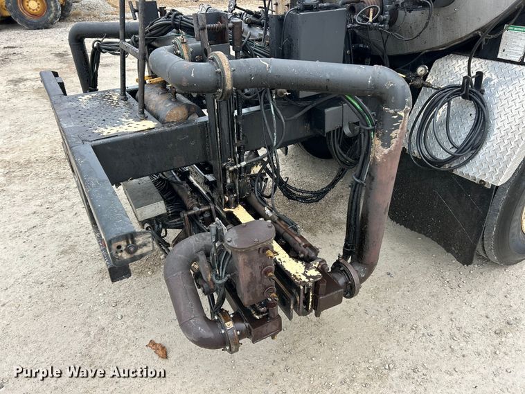 image for item ET6811 2003 International 7400 oil distributor truck