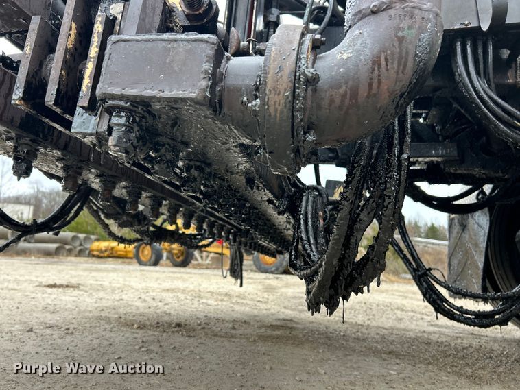 image for item ET6811 2003 International 7400 oil distributor truck