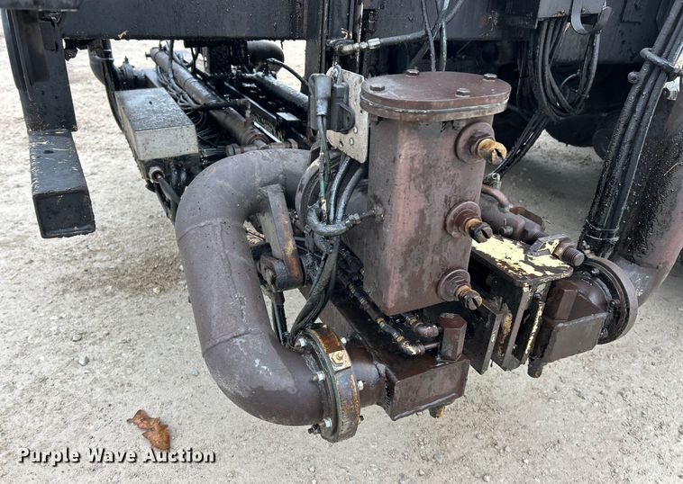 image for item ET6811 2003 International 7400 oil distributor truck