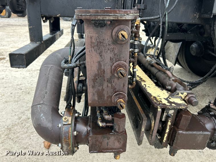 image for item ET6811 2003 International 7400 oil distributor truck