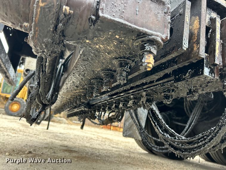 image for item ET6811 2003 International 7400 oil distributor truck