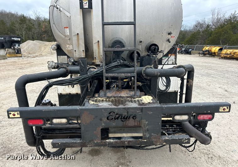 image for item ET6811 2003 International 7400 oil distributor truck