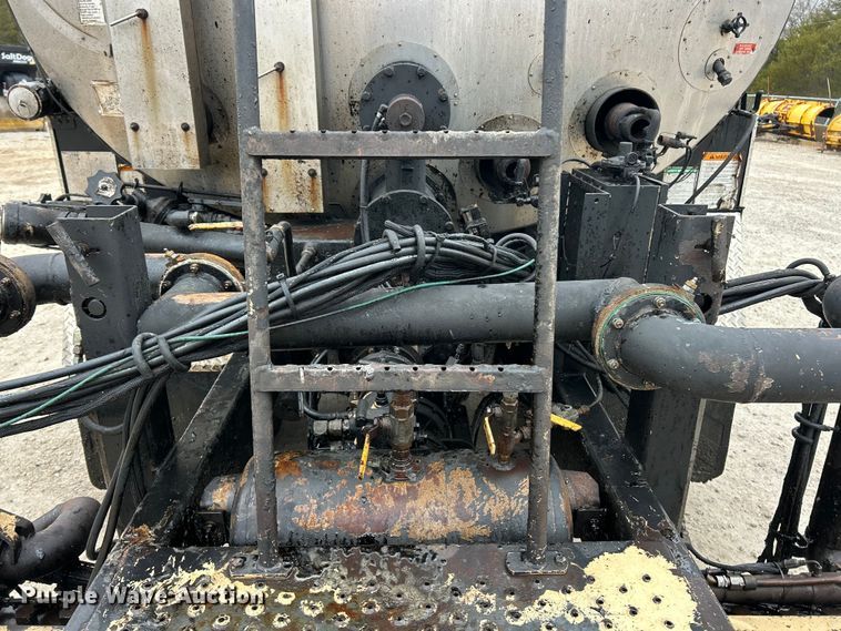 image for item ET6811 2003 International 7400 oil distributor truck