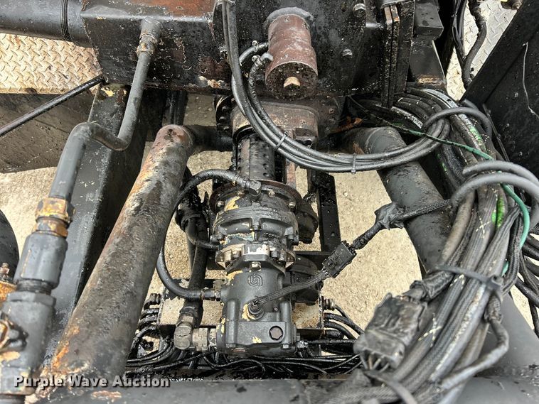 image for item ET6811 2003 International 7400 oil distributor truck