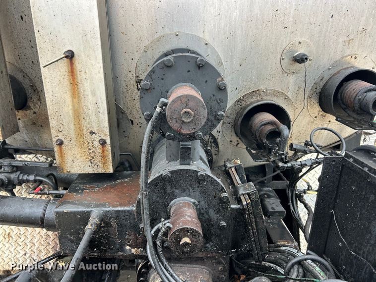 image for item ET6811 2003 International 7400 oil distributor truck