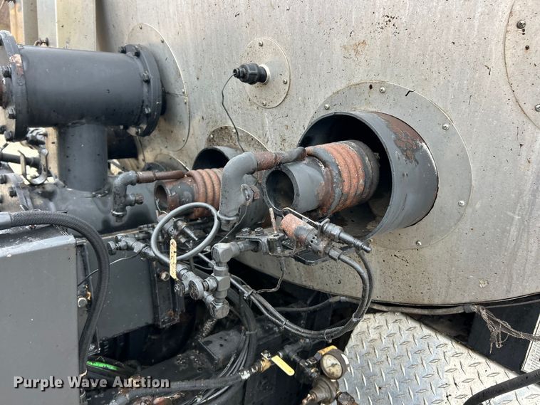 image for item ET6811 2003 International 7400 oil distributor truck