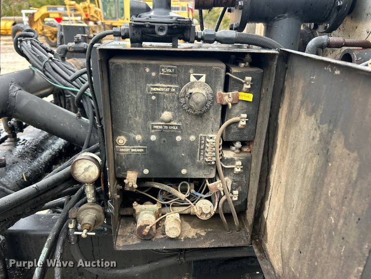 image for item ET6811 2003 International 7400 oil distributor truck