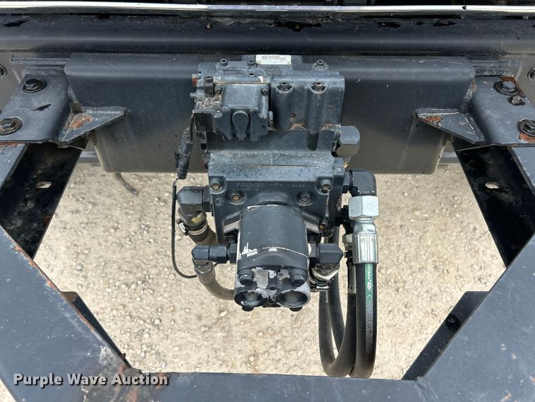 image for item ET6811 2003 International 7400 oil distributor truck