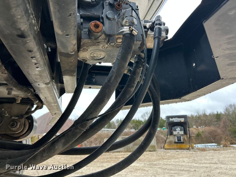 image for item ET6811 2003 International 7400 oil distributor truck