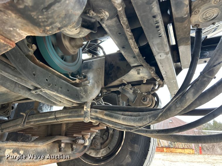 image for item ET6811 2003 International 7400 oil distributor truck