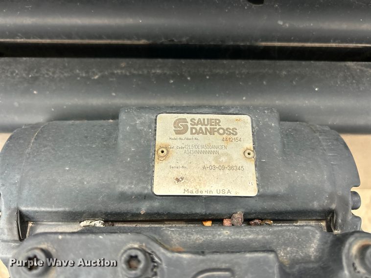 image for item ET6811 2003 International 7400 oil distributor truck