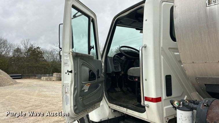 image for item ET6811 2003 International 7400 oil distributor truck