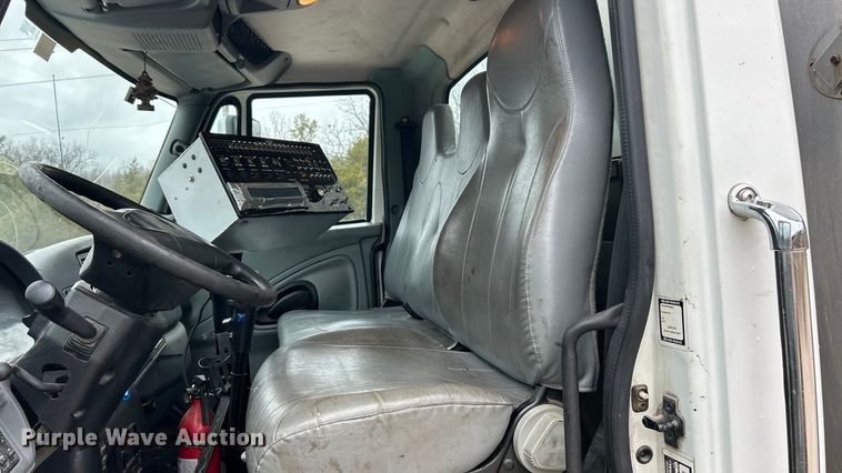 image for item ET6811 2003 International 7400 oil distributor truck