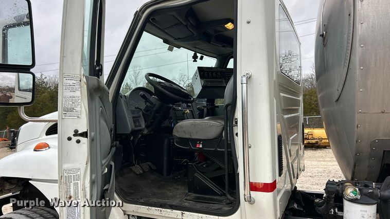 image for item ET6811 2003 International 7400 oil distributor truck