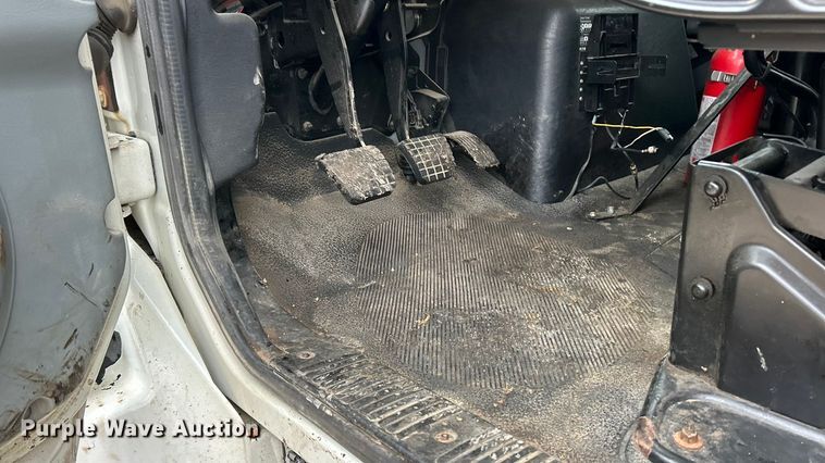 image for item ET6811 2003 International 7400 oil distributor truck