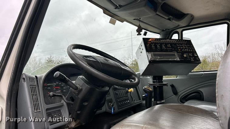 image for item ET6811 2003 International 7400 oil distributor truck