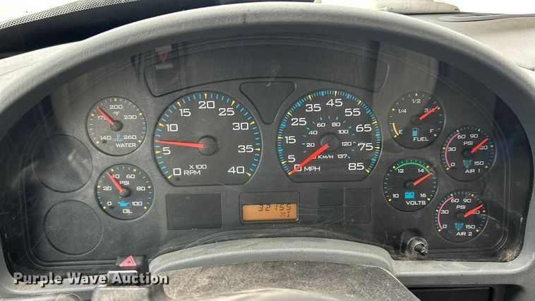 image for item ET6811 2003 International 7400 oil distributor truck