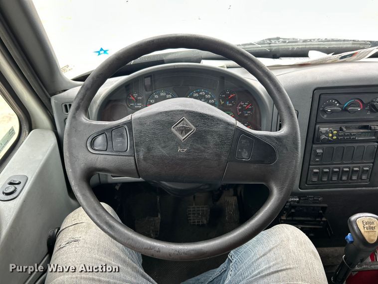 image for item ET6811 2003 International 7400 oil distributor truck