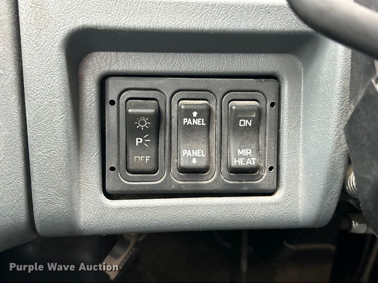 image for item ET6811 2003 International 7400 oil distributor truck