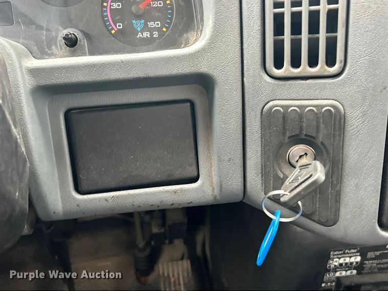 image for item ET6811 2003 International 7400 oil distributor truck