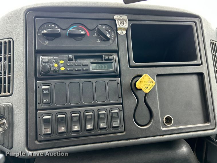 image for item ET6811 2003 International 7400 oil distributor truck