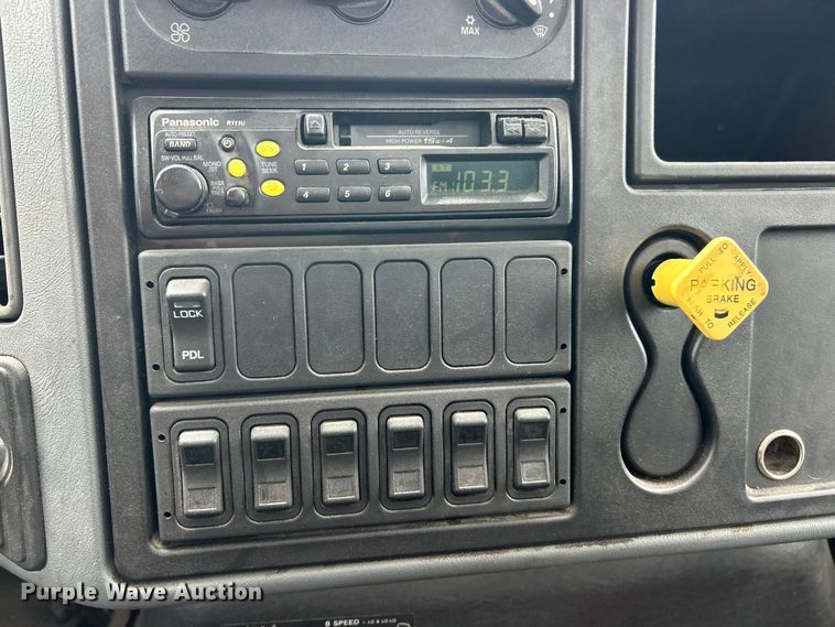 image for item ET6811 2003 International 7400 oil distributor truck