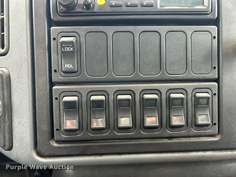 image for item ET6811 2003 International 7400 oil distributor truck