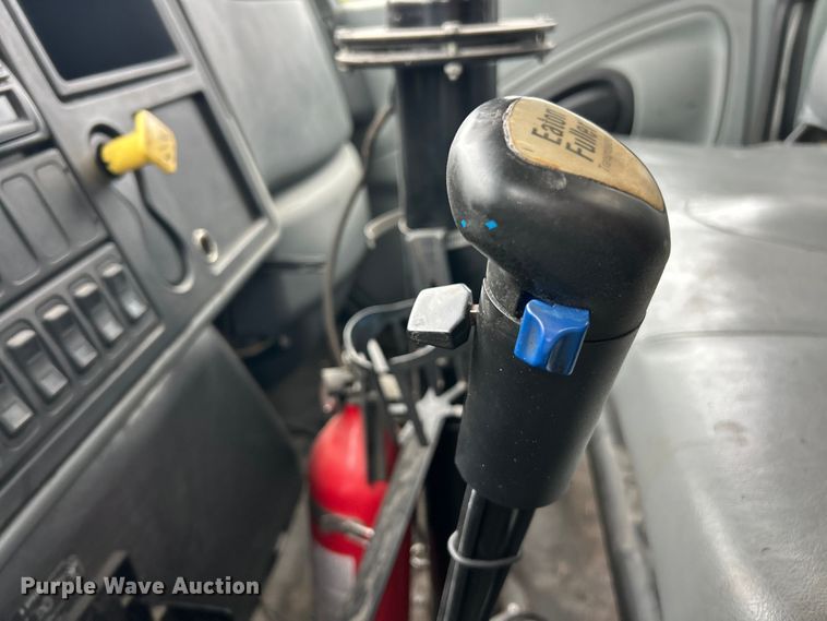 image for item ET6811 2003 International 7400 oil distributor truck