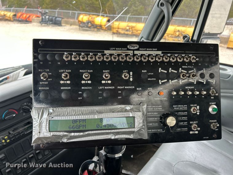 image for item ET6811 2003 International 7400 oil distributor truck