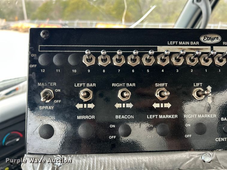 image for item ET6811 2003 International 7400 oil distributor truck