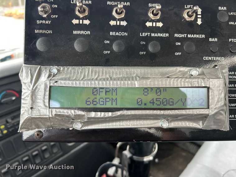 image for item ET6811 2003 International 7400 oil distributor truck