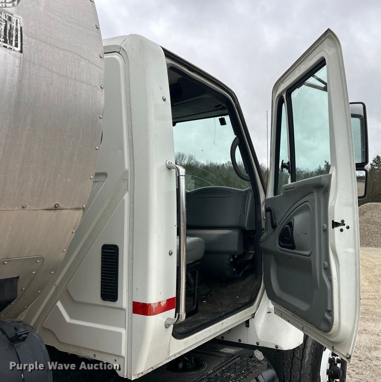 image for item ET6811 2003 International 7400 oil distributor truck