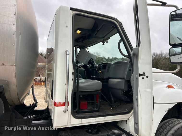 image for item ET6811 2003 International 7400 oil distributor truck