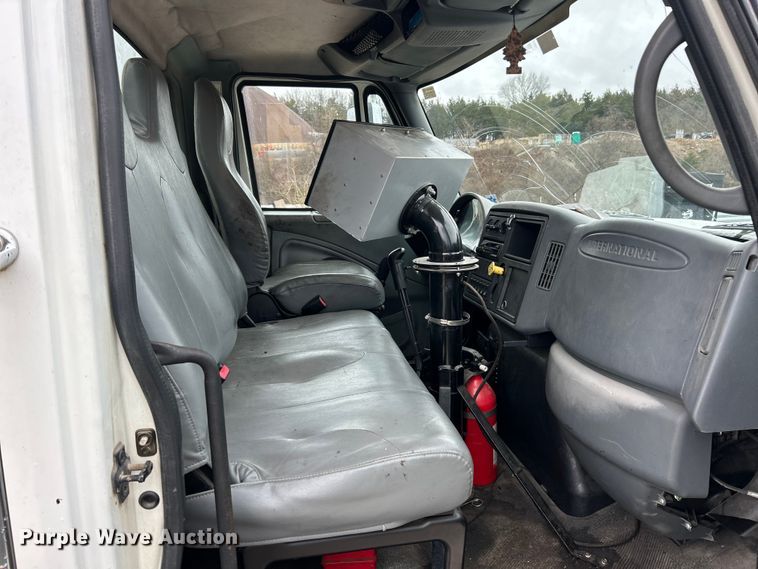 image for item ET6811 2003 International 7400 oil distributor truck