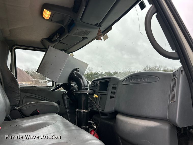 image for item ET6811 2003 International 7400 oil distributor truck