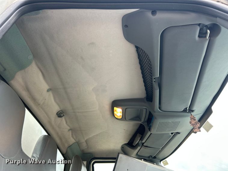 image for item ET6811 2003 International 7400 oil distributor truck