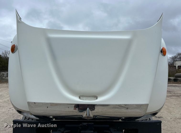 image for item ET6811 2003 International 7400 oil distributor truck